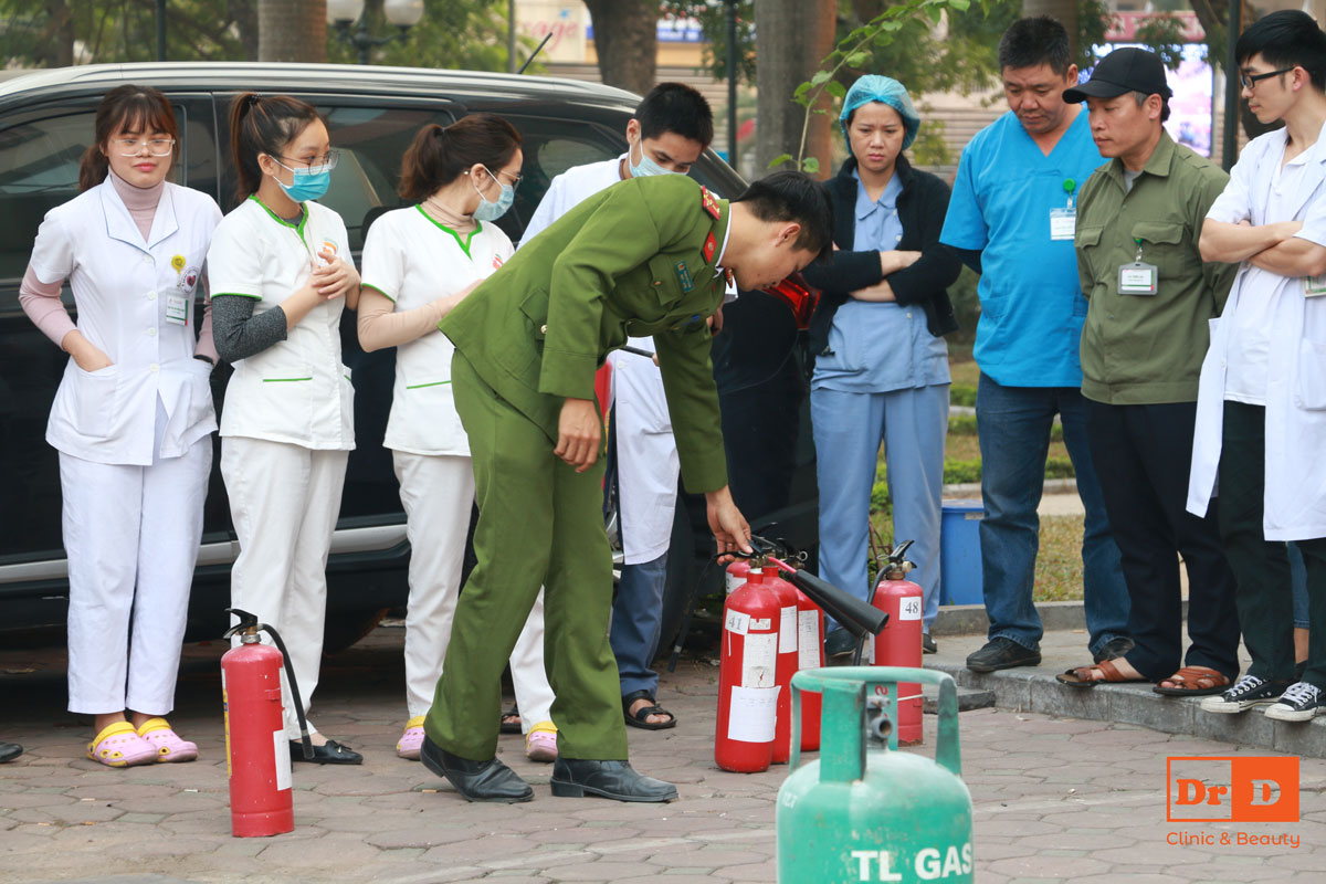 Cán bộ Sở cảnh sát Phòng cháy chữa cháy huấn luyện cách sử dụng dụng cụ chữa cháy